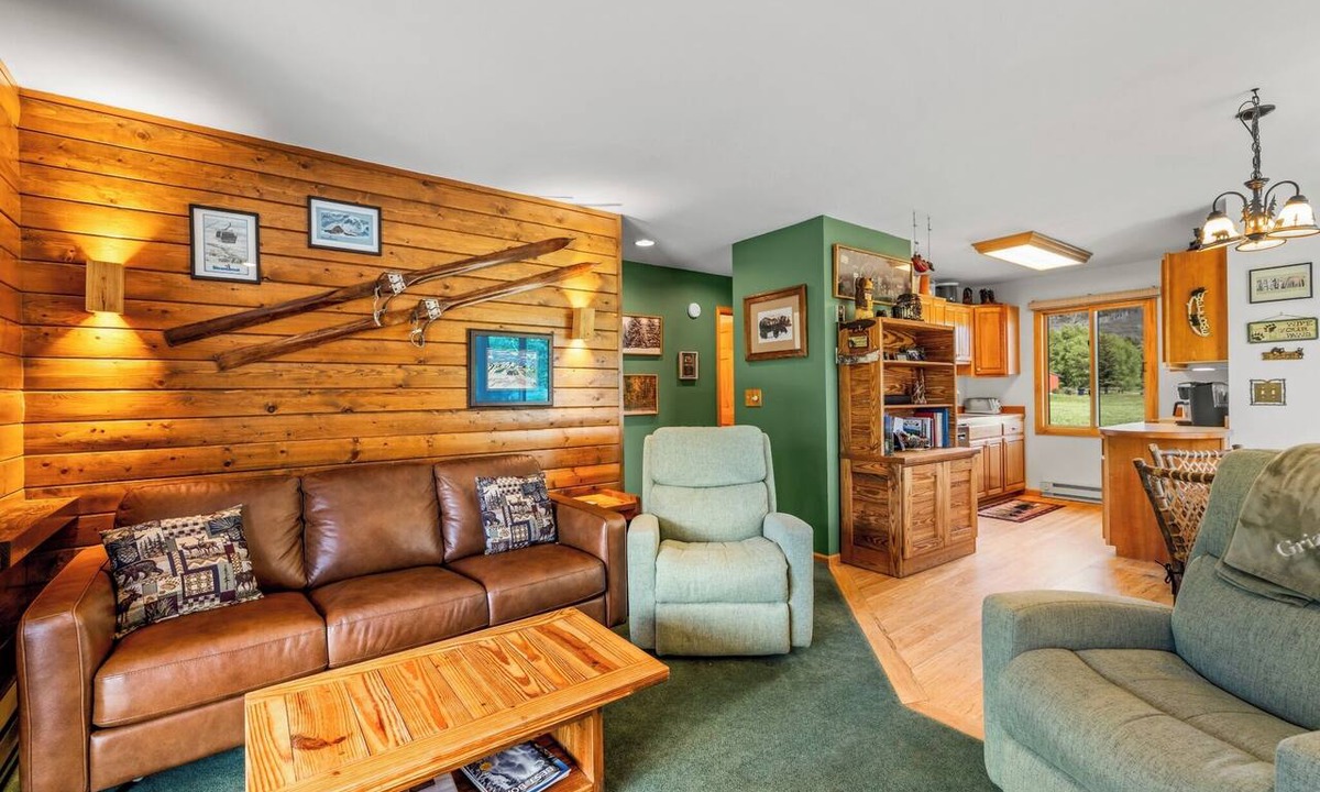 Clark Cabin | Grizzly - Stunning mountain views on the Elk River