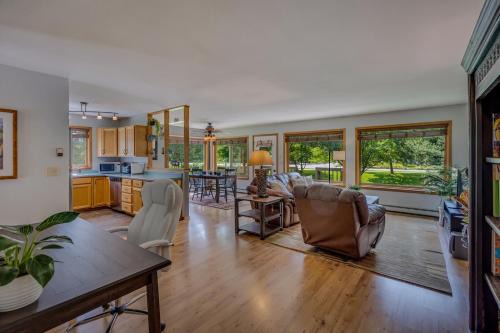 Carbondale House | Happy Home - Cozy Retreat With Deck Near Downtown Carbondale