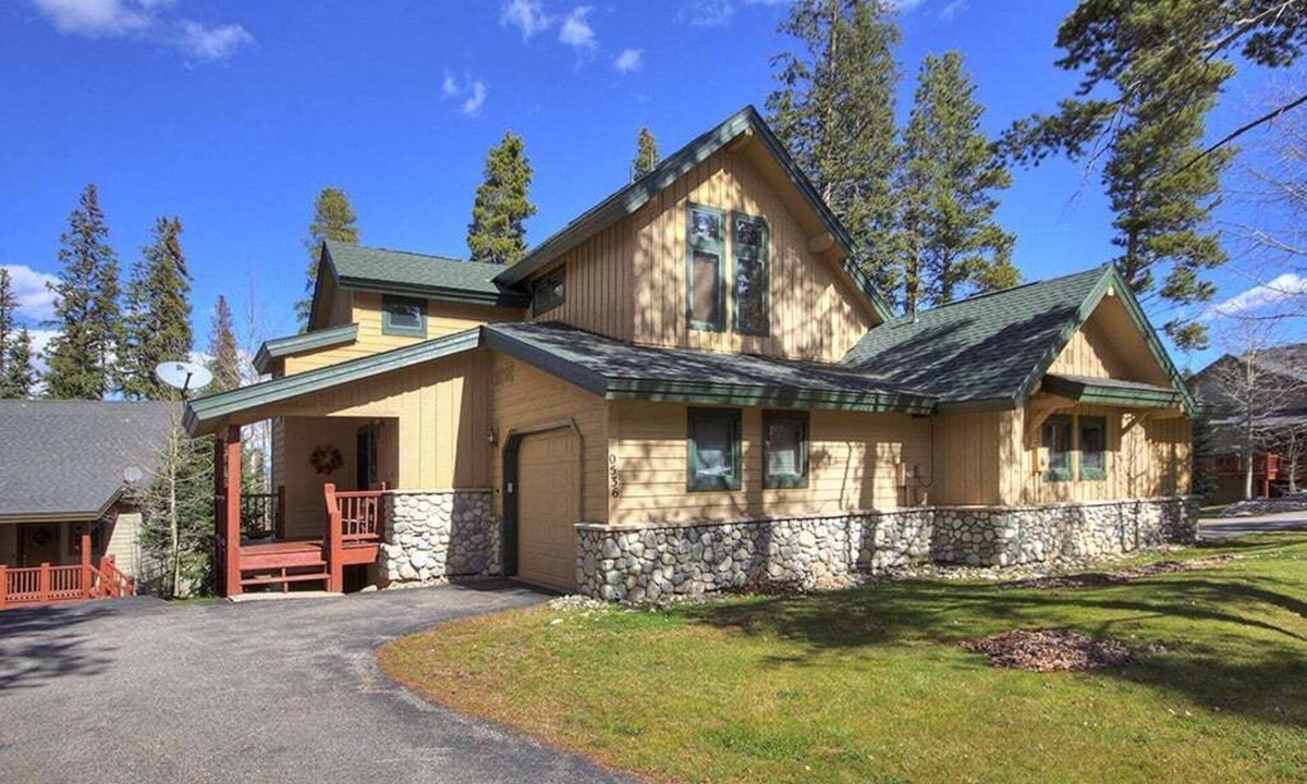 Peak 8 House | Highwood Hideaway: Townhome-Peak 8 Location-Close to Shuttle & Lifts-Hot Tub.