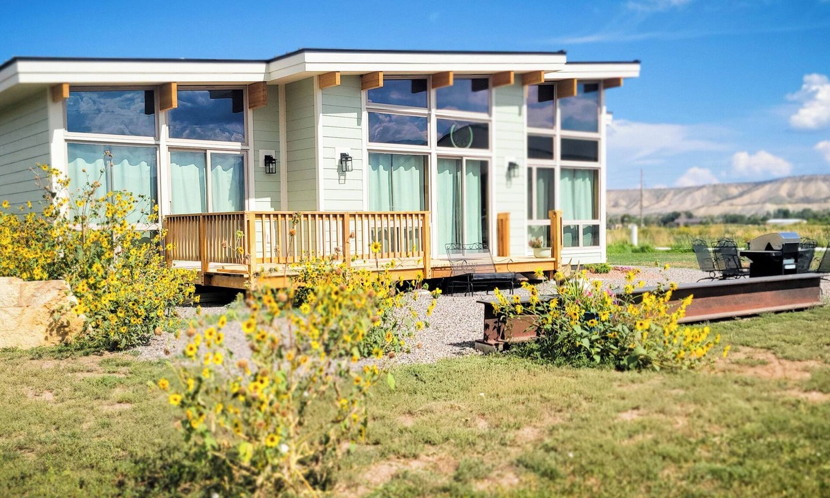 Montrose House | Home Base 360 - Amazing 360 Views and Close to Everything! Newer build!