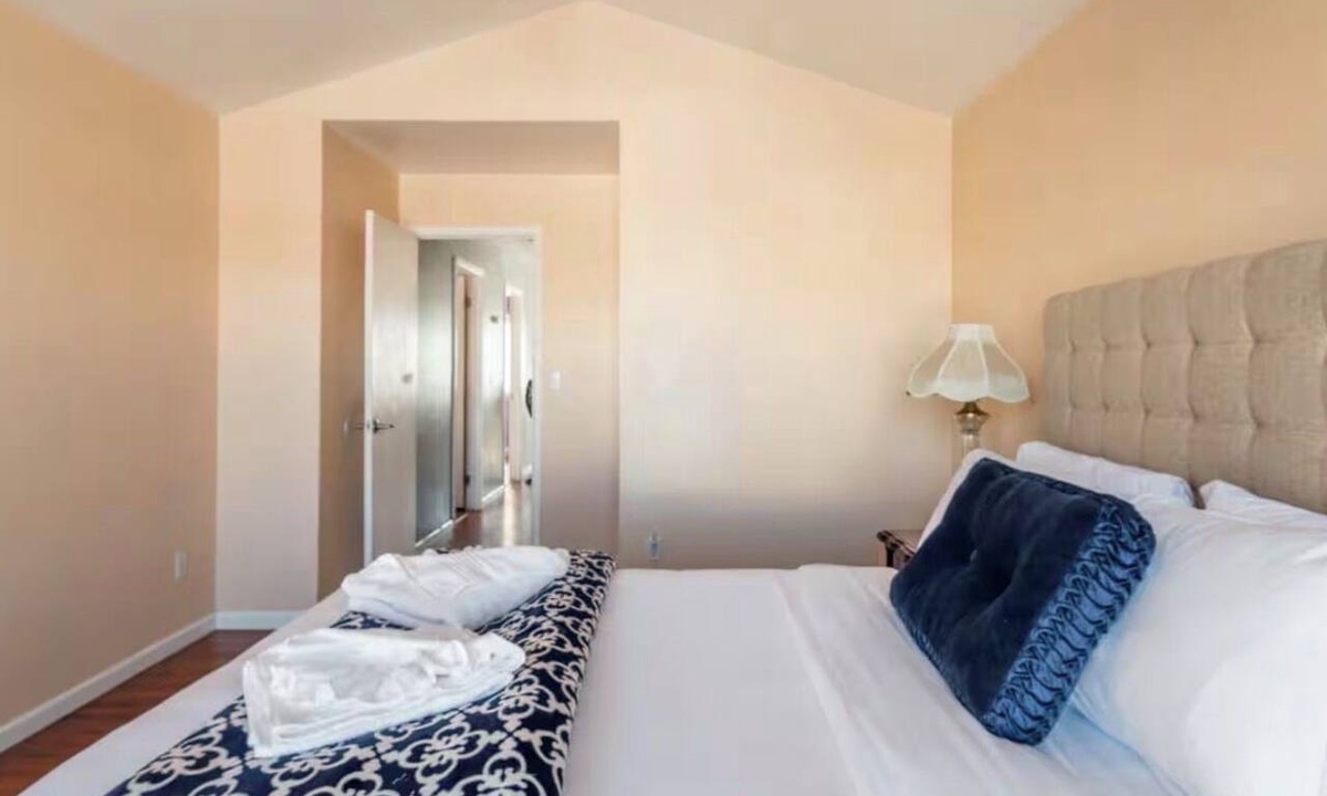 Aurora House | Home close to the Airport, shops and restaurants.