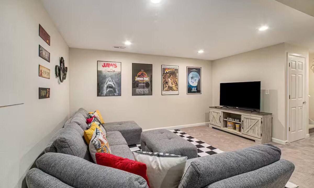 West Westminster House | Hot Tub Hideaway: Fish, Hike, Play & Relax!
