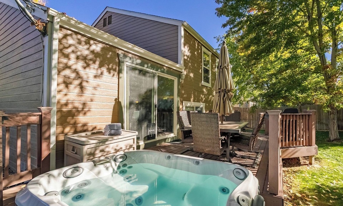 Foothill Green House | Hot Tub | King Bed | Garage | Fenced Yard | No Rug | 10 mins to Red Rocks