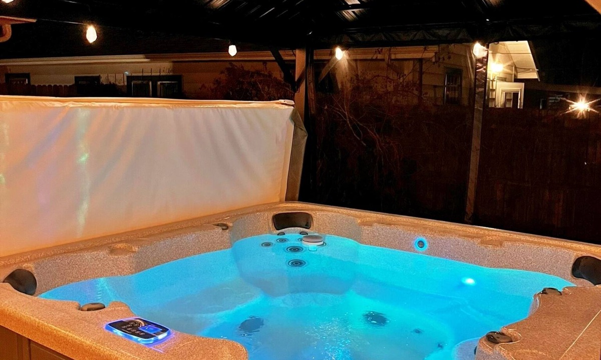 Edgewater House | Hot tub, Quiet 3 Bedroom, Close to Downtown, WFH
