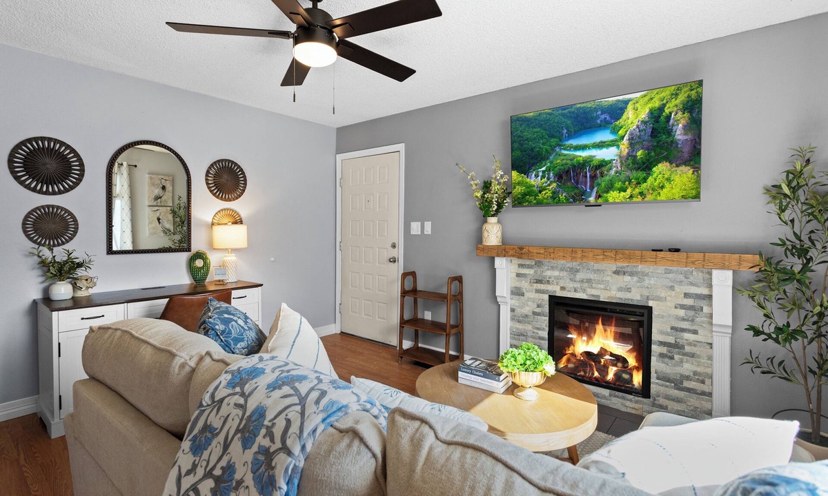 Village Seven House | House of Stark | End-Unit Townhome | Pet Friendly