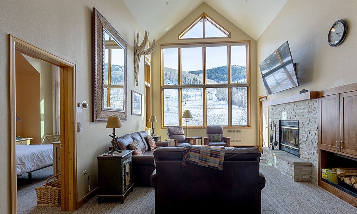 Highlands Townhomes Condo | HUGE 4 bedroom plus loft, Top Floor, TRUE Ski In/Out, Total Remodel 2021