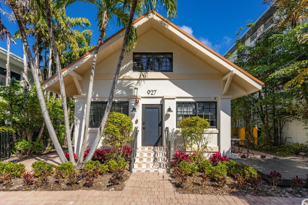 Flamingo/Lummus Apartment | Jefferson Avenue Suites