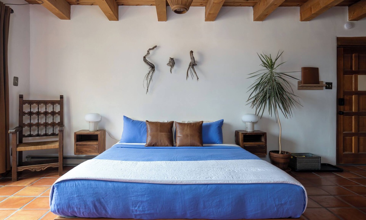 Arroyo Seco Apartment | King bed adobe studio with fireplace, hammocks & balcony views. Kitchenette · fast WiFi · ski storage. 15 min to Taos Ski Valley, 5 to Arroyo Seco. Sleeps 2.