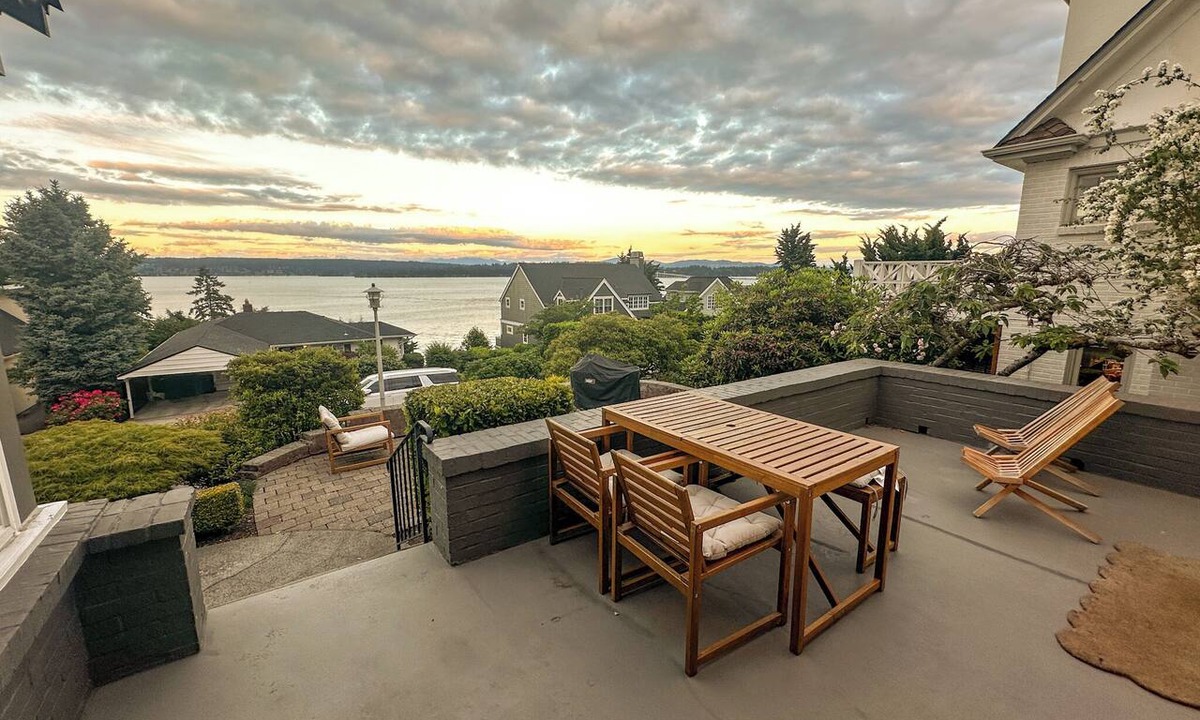 Laurelhurst House | Lake Views Galore! - 5 minutes to University Light Rail - Premium Neighborhood
