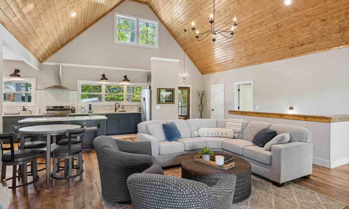 Sevierville Ski Chalet | Lakefront 4BR with private dock!