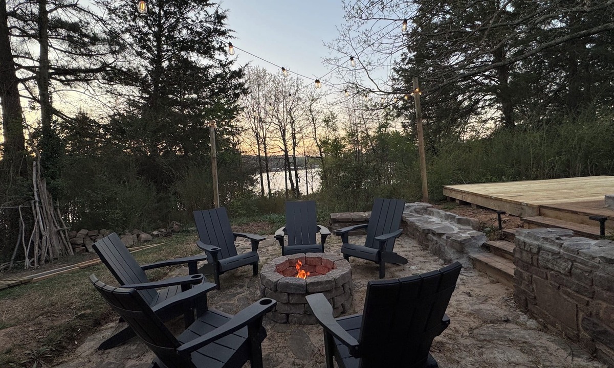 Lowell House | Lakefront Escape at Fords Rock Lookout - Fire Pits, Deck, Screened Porch