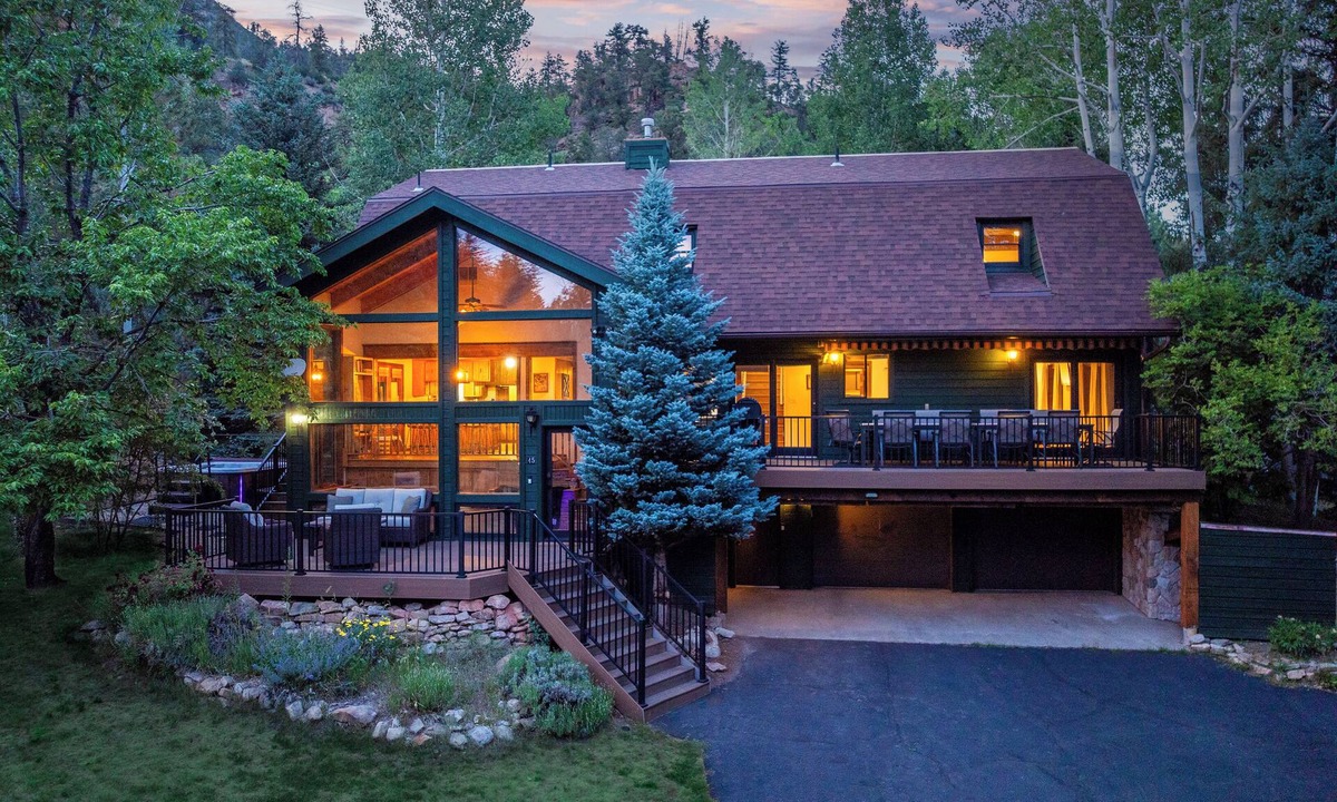 Durango House | Large 5 Bedroom 4 bath + hot tub 15 minutes to Purgatory or Durango 4 King beds