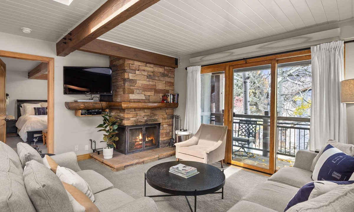 Aspen Condo | Lift One - Beautiful top floor three bedroom with red mountain views