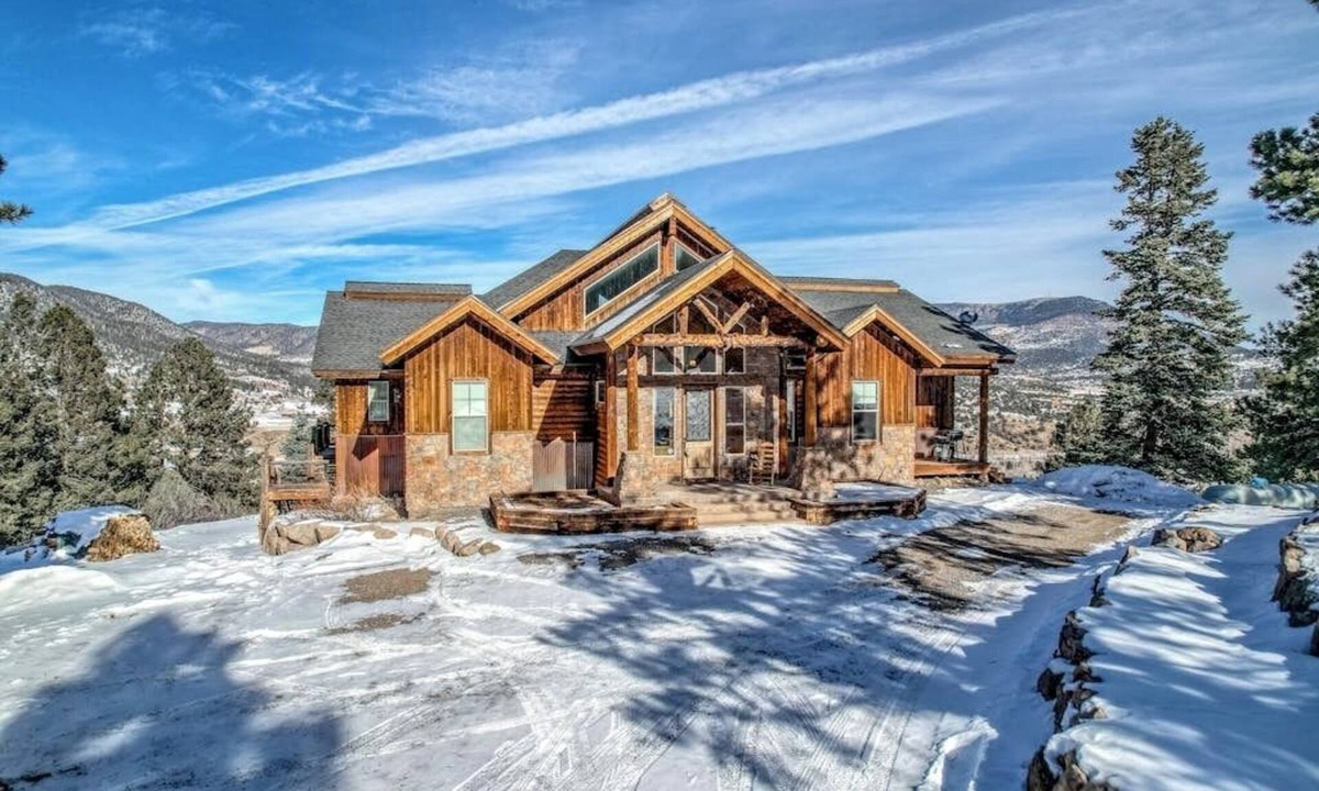 South Fork House | Lodge-style home with striking mountain views, fireplaces, & hot tub