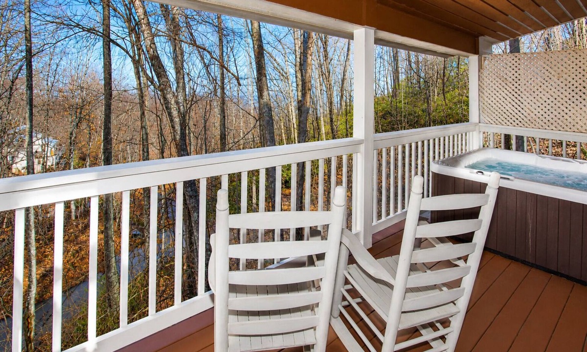 Chalet Village Cabin | Log Heaven PET-FRIENDLY, BEAR SIGHTING, HOT TUB!
