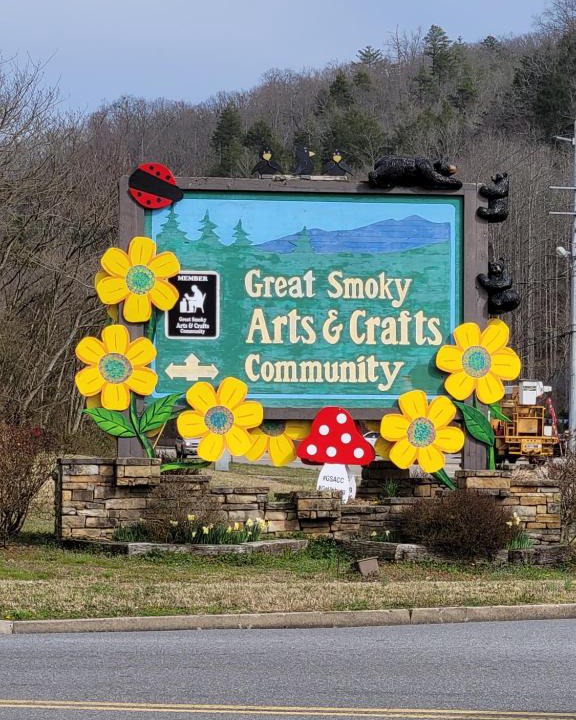 Sevierville House | LOWEST PRICES OF THE YEAR Enjoy the Smoky Mountains AN ENTIRE HOME Sleeps 10 Pet friendly