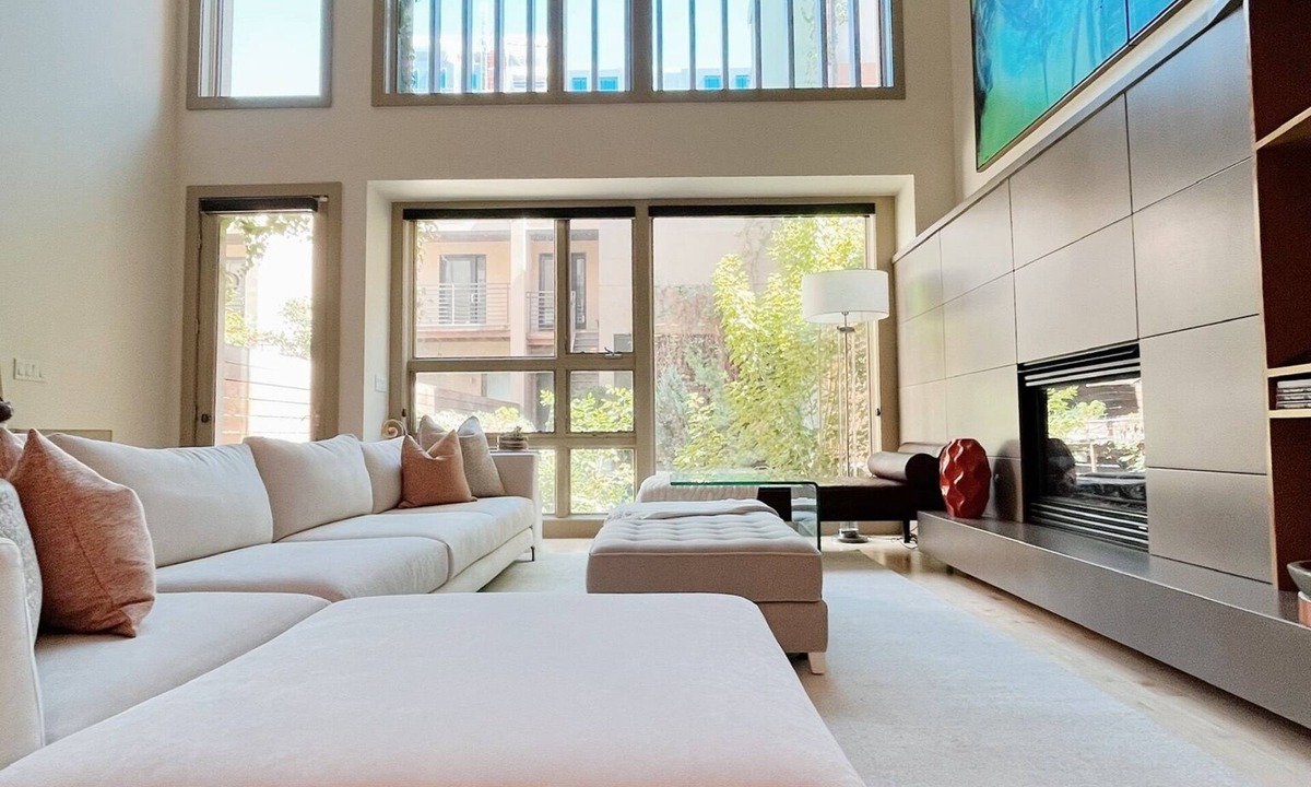 Civic Center House | Luxe 6 floors w parking! Walk to museums, Convention Center, shops & cafes.