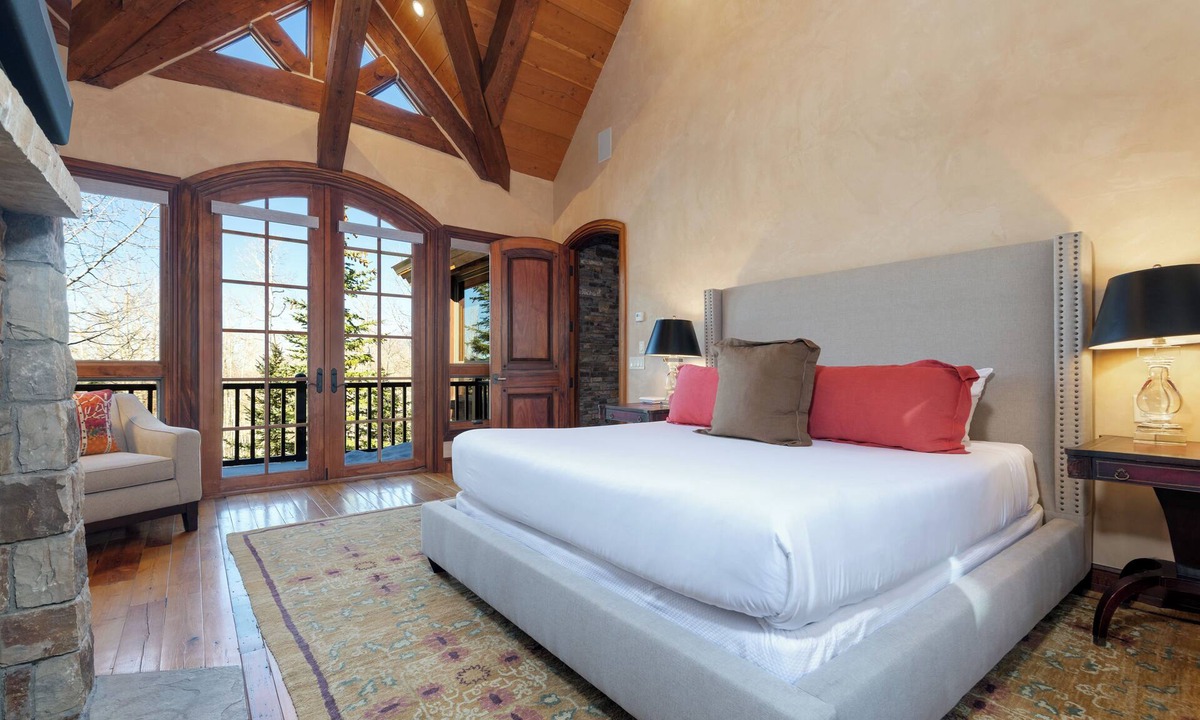 Mountain Village Cabin | Luxurious 3-Bedroom Summit Residence in Telluride with Ski-In Ski-Out & Hot Tub!
