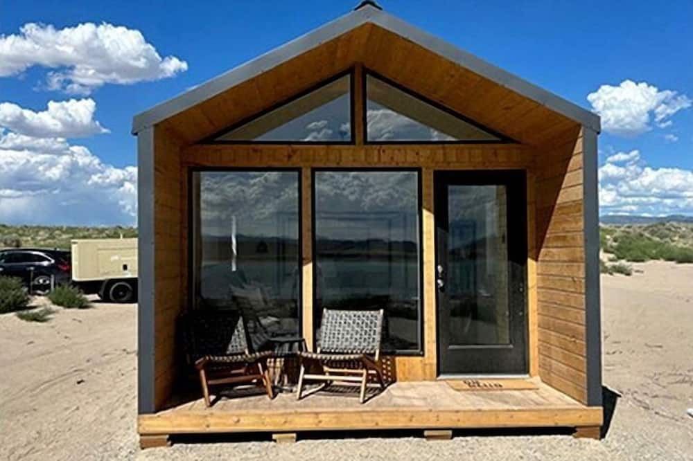 Levan Cabin | Luxurious Tiny House with King Bed for a Romantic Escape on Yuba Lake in Utah