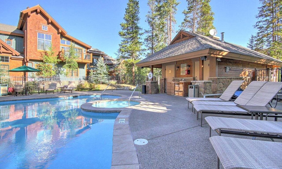 Christie Heights Condo | Luxury 1BR MTN Thunder ski-in condo w/hot tubs & pools - walk to & gondola!