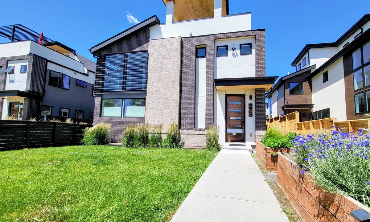 Villa Park House | Luxury 4BR/4BA Denver Rooftop Fire Pit Skyline Views Near Broncos, Red Rocks