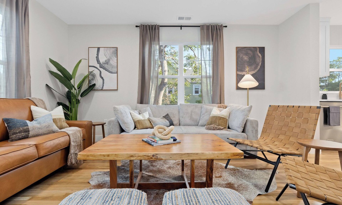 Berkley House | Luxury 5BR House, Hot Tub, Games, Movie Room & Yard