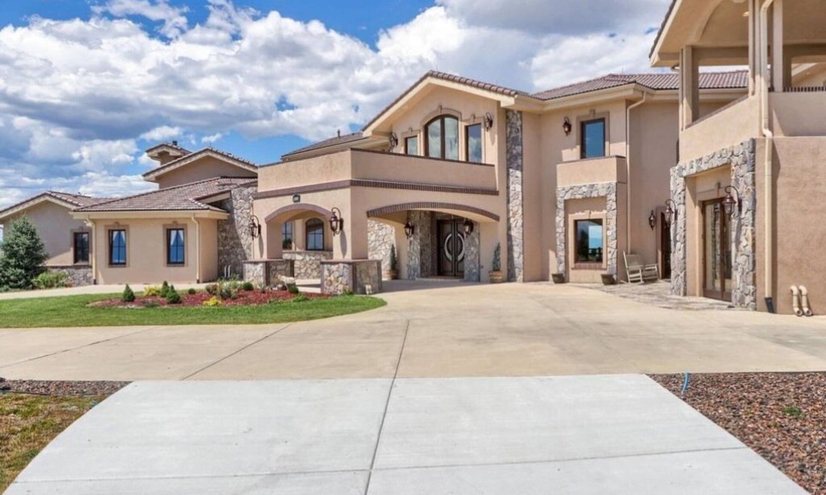 Parker Villa | Luxury Mansion Retreat, Sleeps 16+ ,Panoramic VIEWS 36 Acre Land .in the city .