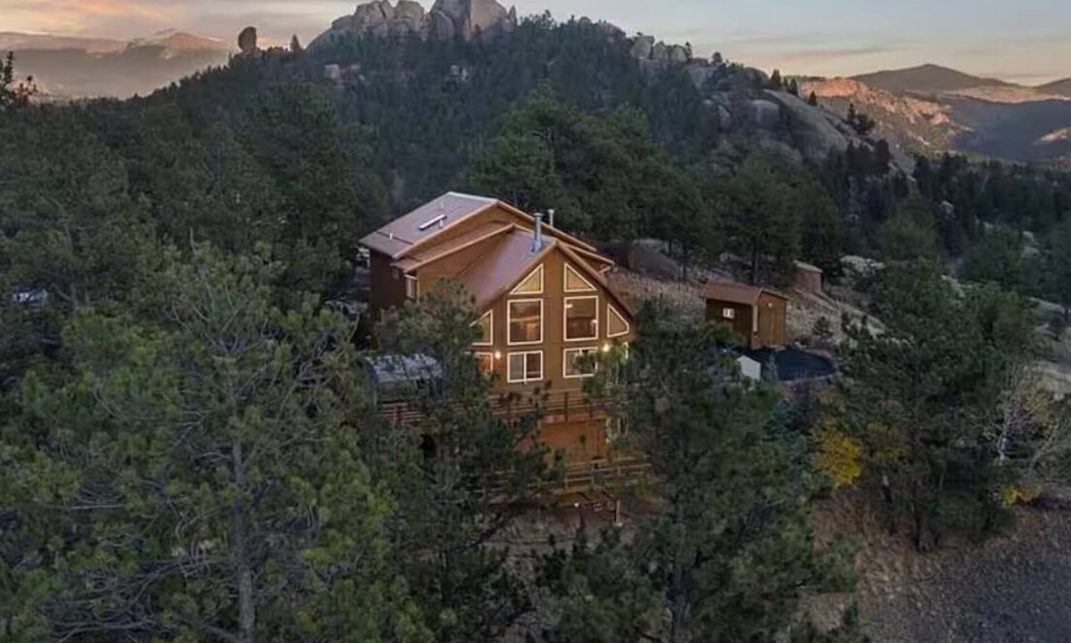 Florissant Ski Chalet | Luxury Mountain Chalet w/hot tub, Sauna and Views. Sleeps 12