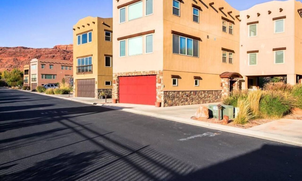 Moab House | Luxury Vacation Home M21 - 3 Master suites and 3.5 bathrooms