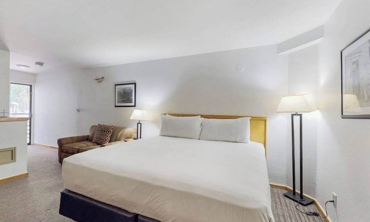 West End Cabin | Main Street gem - pool & hot tub - walk to lifts, dog-friendly, second floor