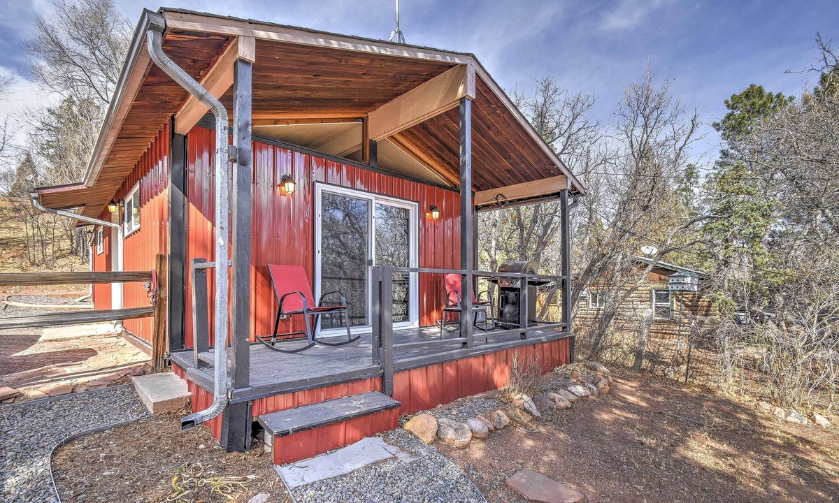 Manitou Springs Cabin | Modern Cabin Sleeps 5- Close in Manitou Springs and close to Garden of the Gods