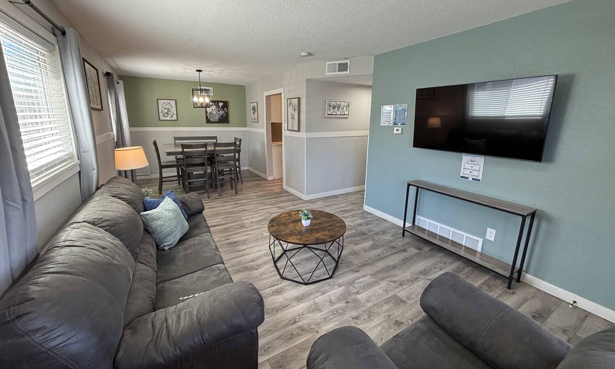 Jewell Heights - Hoffman Heights House | Modern Family Home with Three King Beds Near VA & Anschutz