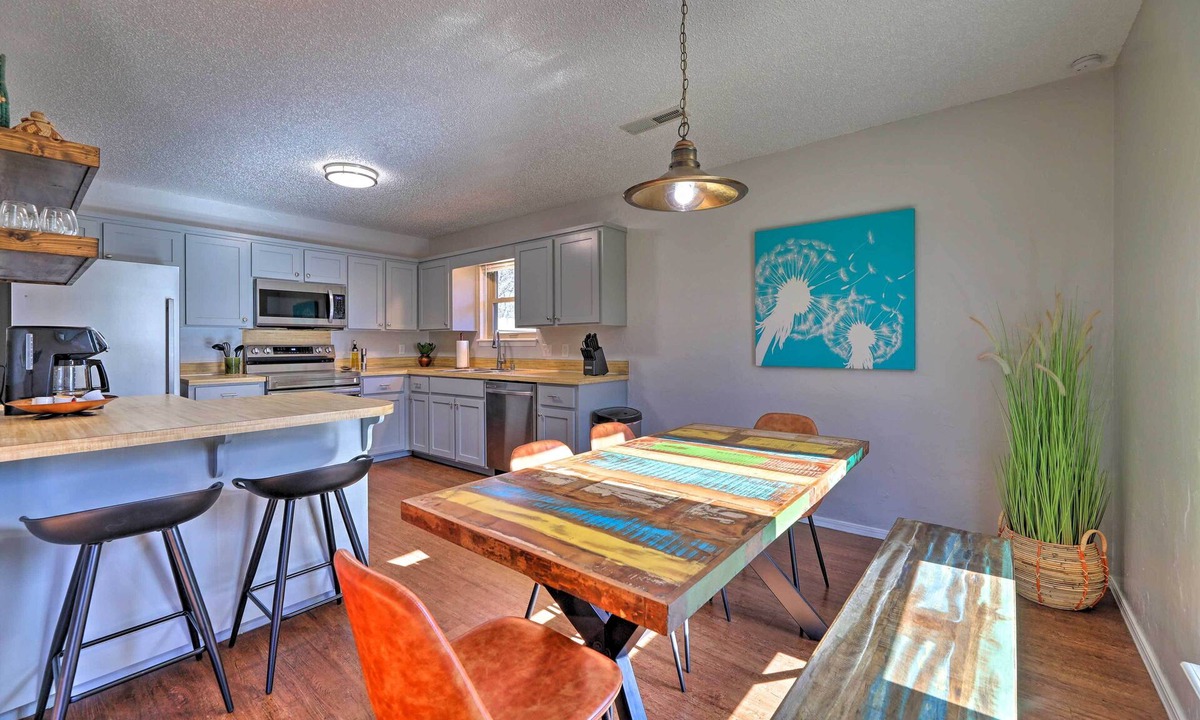 Fayetteville House | Modern Fayetteville Home < 1 Mi to U of A!