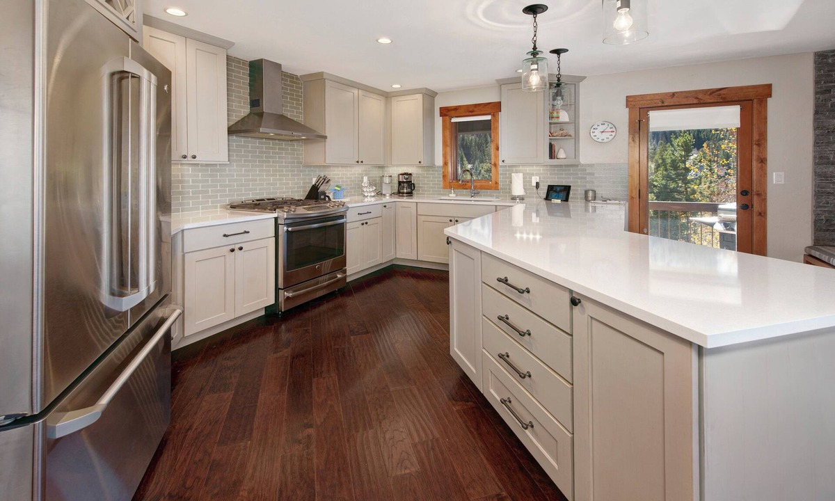 Mountain House Condo | Modern Sophisticated Chic, Walk to Slopes, Waterfront condo In the heart of Keystone