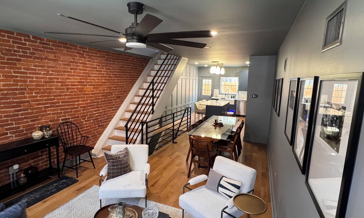 Point Breeze House | Modern & Vintage Vibes, W/Roof Deck Near Stadiums, Transit & Center City Sites