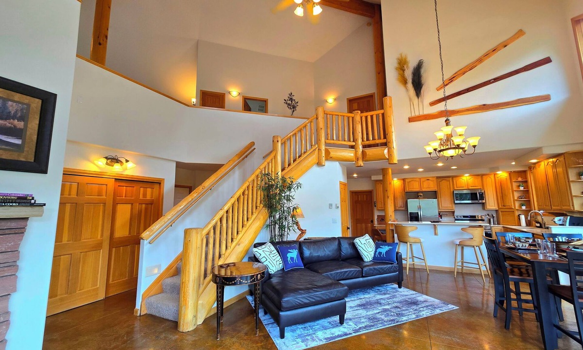 Golden House | Moose Manor – Antlers, Aspens, and Alpine Peace in the Heart of the Rockies