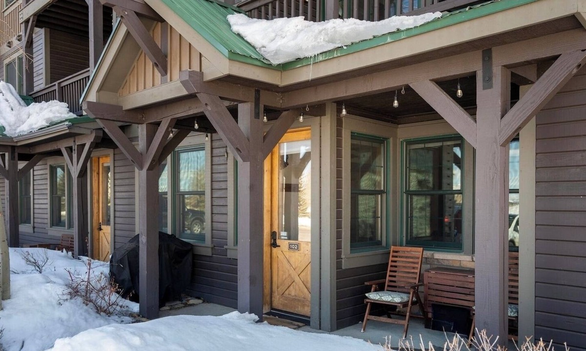 Silvercreek Condo | Moose Roost 2BR 2BA WP RMNP Lakes Mt Bike Pool Hot Tub Ski‑In-Out Granby Ranch