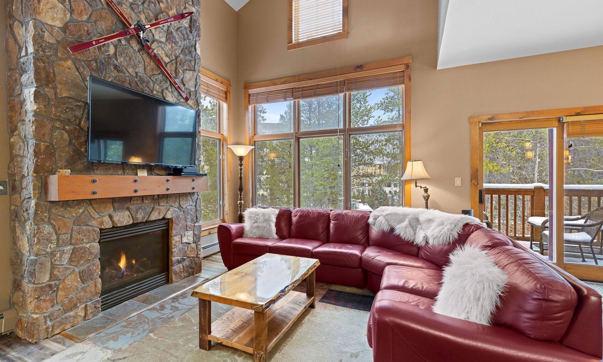 Lakeside Village House | Mountain-chic retreat - sleeps 10 - room for everyone