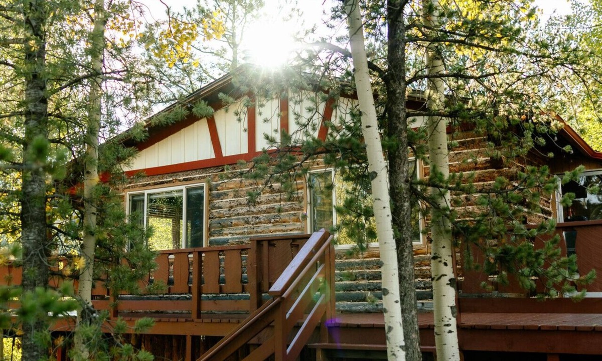 Rainbow Valley House | Mountain Haus - Cozy Pet Friendly Cabin with Views, Hot Tub & Fire Table
