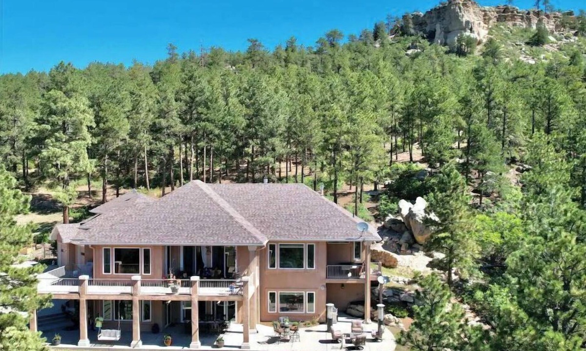 Larkspur House | Mountain Luxury and Views Galore Near Palmer Lake