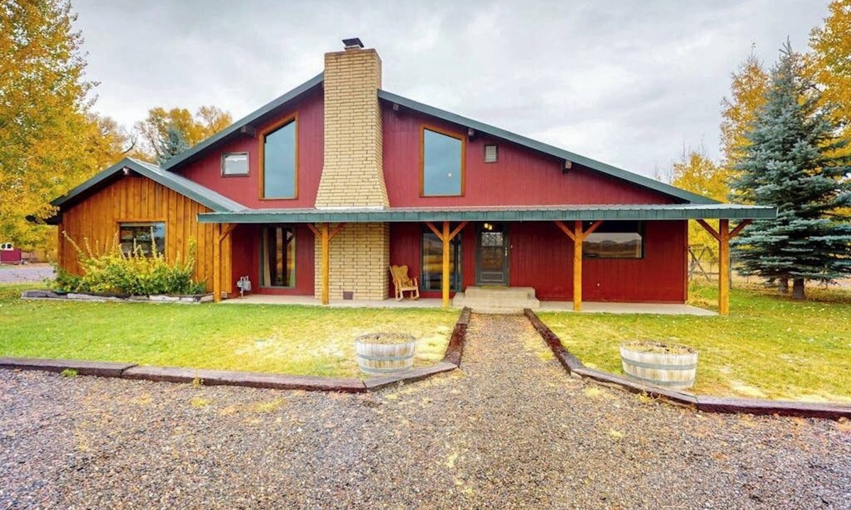 Del Norte House | Mountain View Home w/jetted tub, air hockey, foosball near Wolf Creek