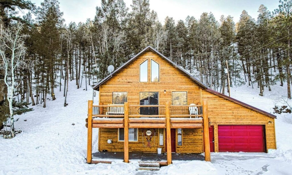 Ponderosa Pines House | Near Town W/Scenic Deck, Hot tub, Free WiFi, Full Kitchen & More