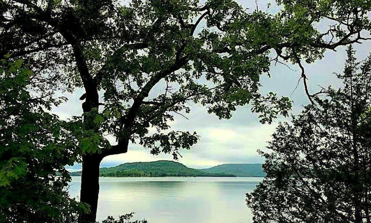 Sylvan Shores House | Nestle Inn Cottage, Lovely One Level Lake Cottage with Treehouse Feel