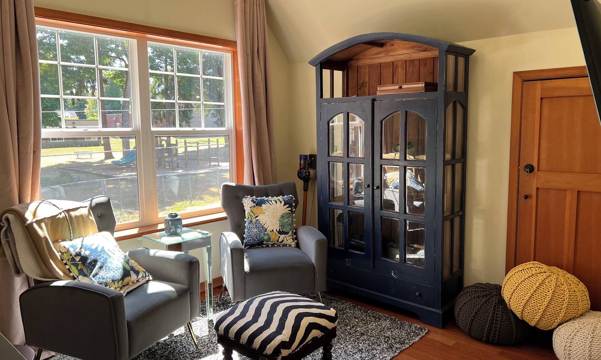 Kirkland Cottage | New carriage house, king bed, min to food/gas/frwy, beach front city, Kirkland