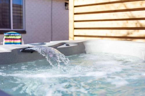 Lakewood House | New Hot Tub - Putt Putt - Family Friendly Home