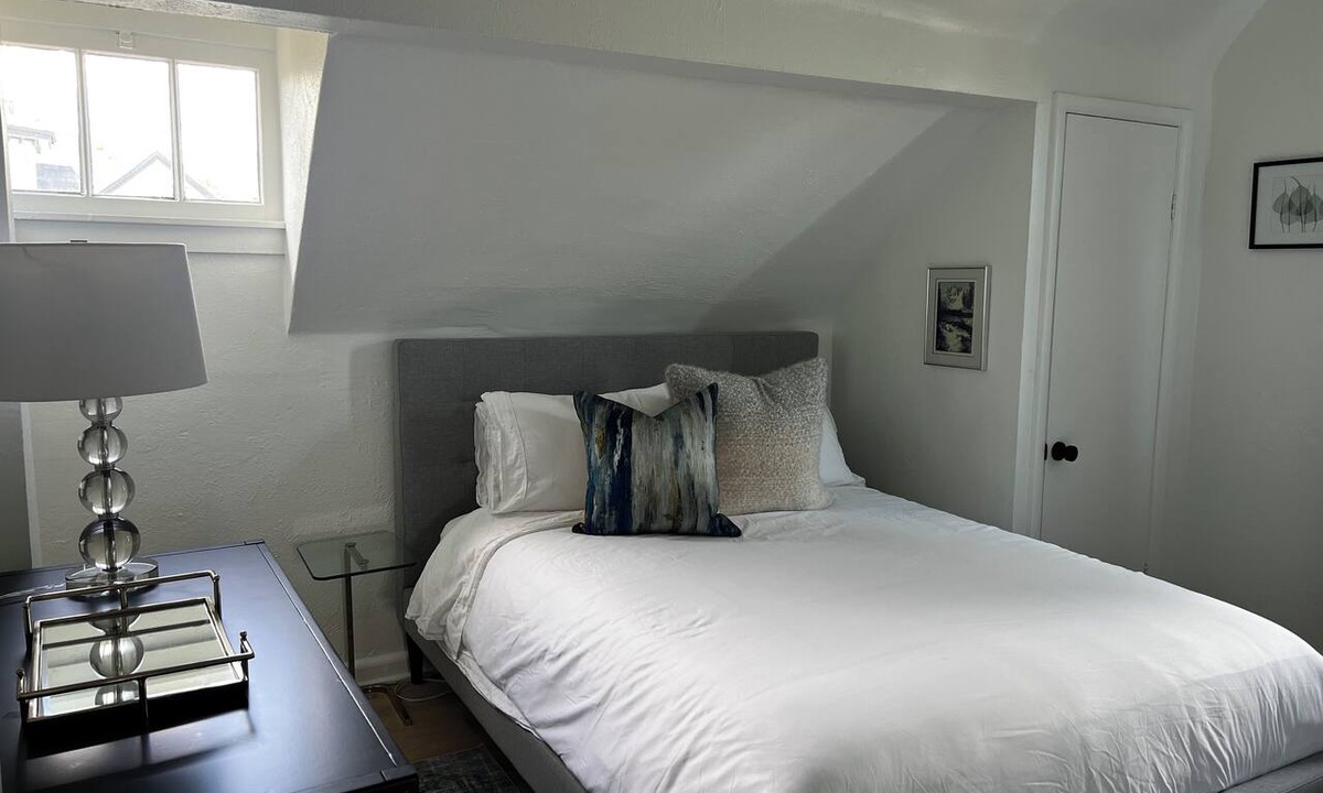Highland House | New Listing - Northside Oasis Wifi, chef's kit, steam shower next to Locavor!