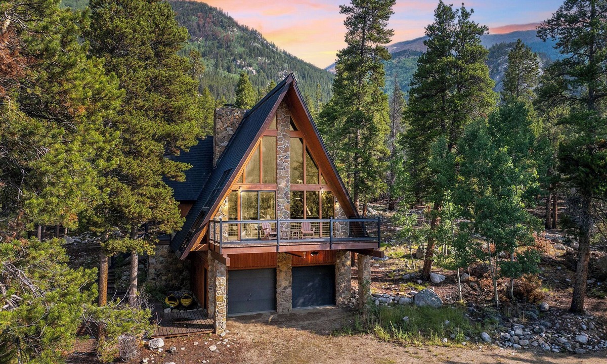 Twin Lakes Cabin | New Listing! Outdoor Lover’s Retreat | 7 Private Acres | Deck | Fireplace