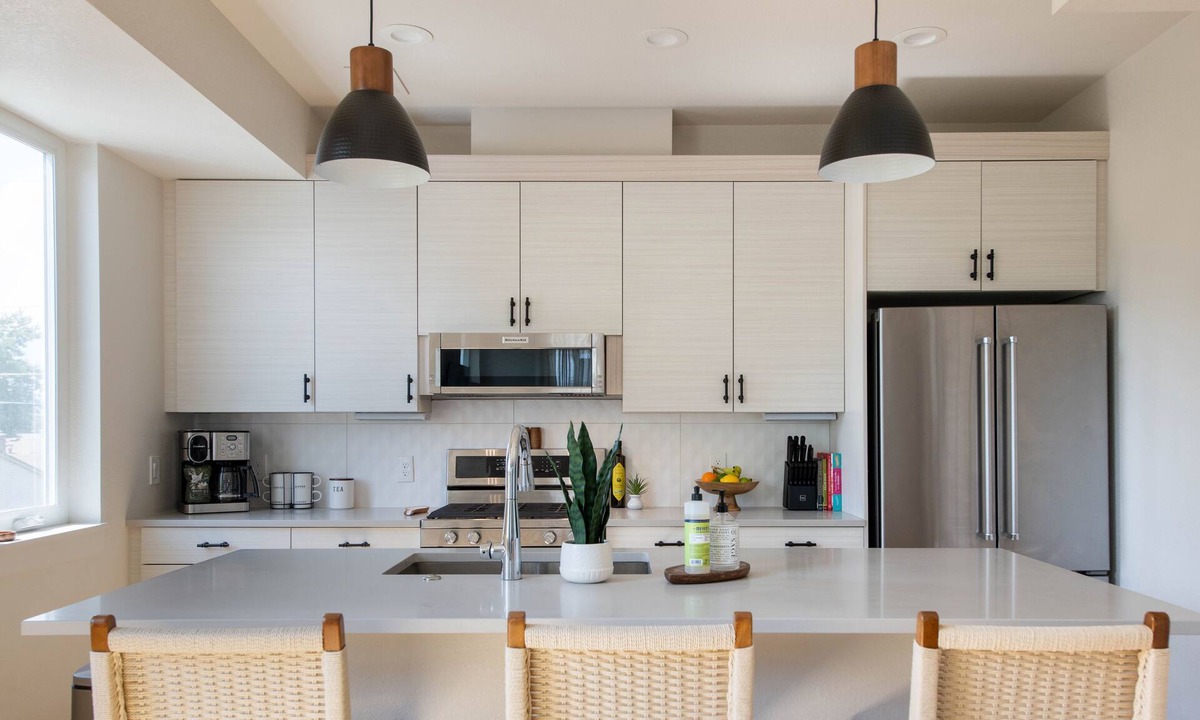 University Hills House | New townhome with private rooftop deck and beautiful Mountain Views, 5 min to DU