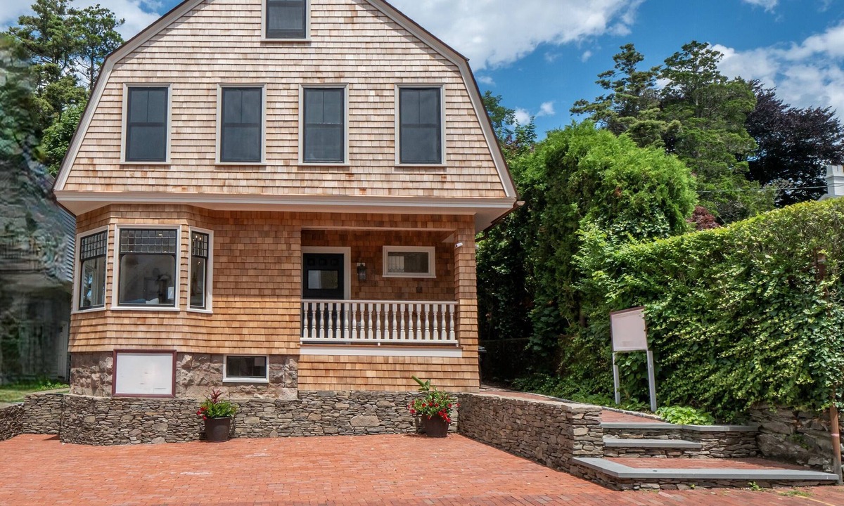 Top of the Hill House | Newly fully renovated 5 bedroom close to all that Newport has to offer