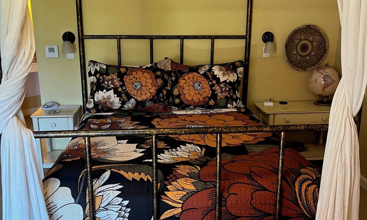 Colorado Springs Bed & Breakfast | Old Town Guesthouse B&B caters to adults for leisure travel, provides a unique Colorado romantic getaway for couples, welcomes wedding parties, families and reunions, and accommodates flexible schedules for business travelers.